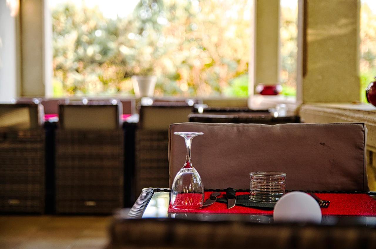 Hotel Restaurant Le Colombier Remoulins Zewnętrze zdjęcie