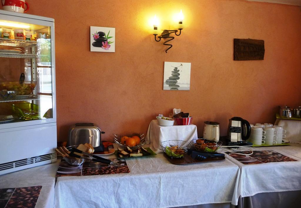 Hotel Restaurant Le Colombier Remoulins Zewnętrze zdjęcie