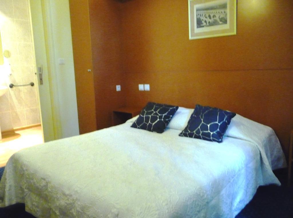 Hotel Restaurant Le Colombier Remoulins Zewnętrze zdjęcie